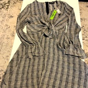 Beautiful black and white dress with lining.